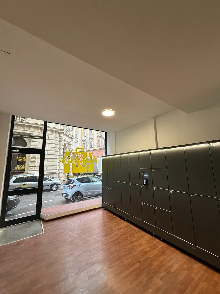 Koffer Lockers Deák-Váci storefront and lockers on Párizsi utca 9