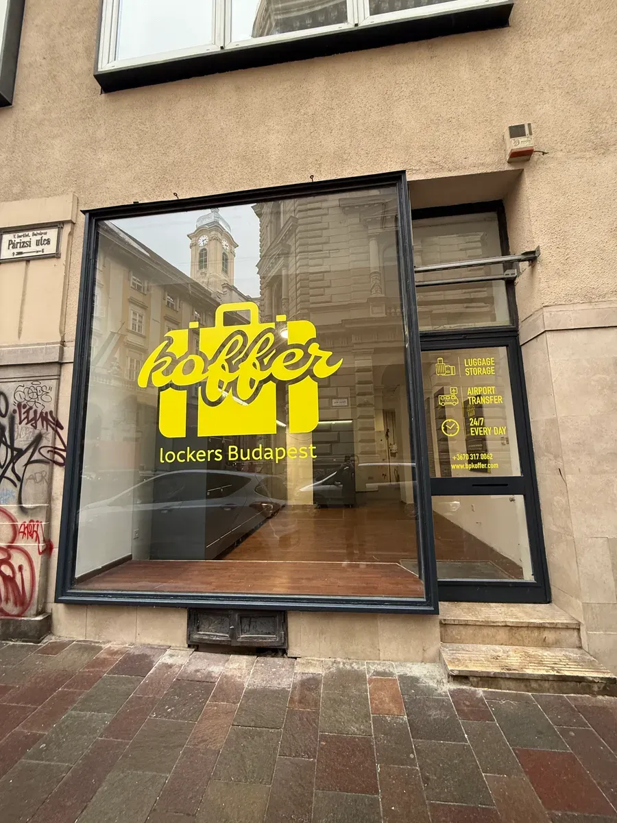 Koffer Lockers Deák-Váci storefront on Párizsi utca 9