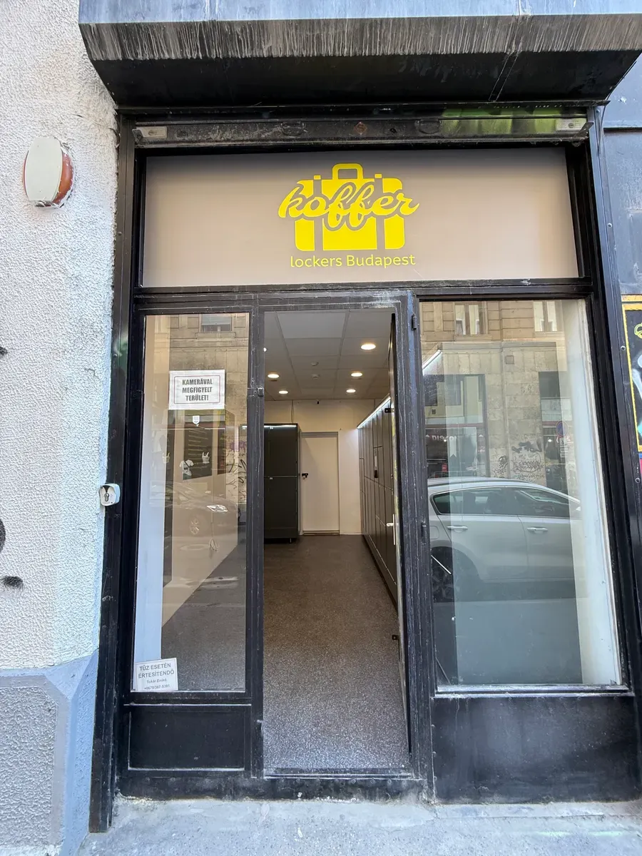 Koffer Lockers Kazinczy Street entrance on Nagy Diófa utca 1
