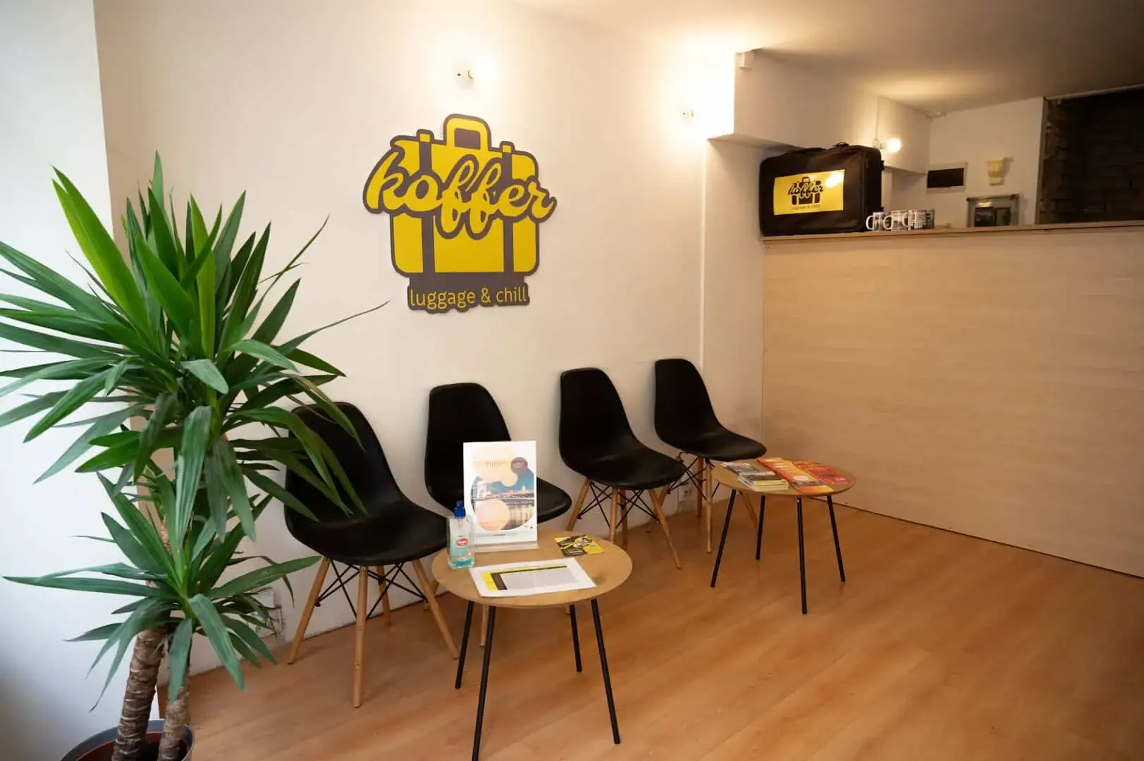 Koffer Luggage Storage reception area